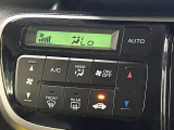 【オートエアコン】一度お好みの温度に設定すれば、車内の温度を検知し風量や温度を自動で調整。暑い&hellip;寒い&hellip;と何度もスイッチ操作をする必要はありません。快適な車内空間には必須の機能ですね♪