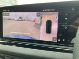 サラウンドビューカメラ『車両の4つのカメラから得た映像を合成し、上空から眺めているような映像をモニターに映し出します。車両周辺の歩行者や障害物などの発見に役立ちます。