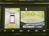 画面には車両周囲の俯瞰映像と後方映像が表示され、駐車時の周辺確認に活用できます。目安線も見やすく、車両と周囲の位置関係を画面上で確認可能。停車中に映像を確認しながら、駐車操作を進められます。