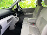 前席は明るい内装色とゆったりした座面で、運転席から助手席まで開放感のある空間です。視界を遮りにくいすっきりしたダッシュボードまわりで、乗員との会話もしやすい配置です。