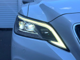 【LEDヘッドライト】悪天候や夜間走行時も良好な視界を確保し安心して運転できる高輝度LEDヘッドライトを装備!点灯速度が早く、消費電力も抑えられています。
