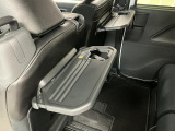 【格納式シートバックテーブル】車内でのお食事などで活躍♪カップホルダーも備えています。