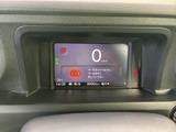 速度やシフト位置、燃料残量などの情報が中央の画面に集約され、運転に必要な表示を確認しやすい配置です。警告灯も周囲に配置され、走行前の確認にも役立ちます。
