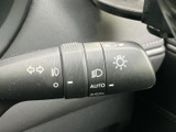 握りやすい形状のステアリングが、運転操作をスムーズにします。操作性にも優れた設計です。