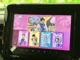 テレビ番組を画面で視聴できる装備です。停車中の待ち時間に映像を楽しめるほか、画面上から番組情報も確認できます。お出かけ先での休憩時間を過ごす際にも活用いただけます。