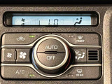 快適装備のオートエアコン♪ 温度設定をすれば、自動で車内の温度管理をしてくれる優れ物です☆彡