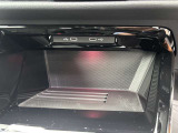 ワイヤレス充電に加えUSB Type-Cポートを2口装備。周辺にはアンビエントライトも採用されています。