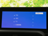 FM・AMラジオやテレビ、交通情報がメニューにまとまり、選びたい項目を確認しやすい画面です。移動中の音声情報や停車中のテレビ視聴にも活用できます。