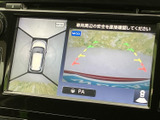 後方映像に加えて車両周辺を俯瞰した表示も確認でき、駐車時の周囲確認をサポートします。ガイド表示も備わり、車庫入れや狭い場所での切り返しなど、日常の駐車で頼りになります。
