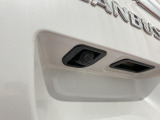 【バックカメラ】 対応モニターを装着することで、駐車時に車両後方の様子を見ることができます。
