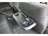 運転席・助手席の後ろには後部座席用のミニテーブルが装着されており便利ですね。