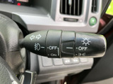 レバー上の表示で各操作位置を確認しやすく、運転中に必要な操作へ手を伸ばしやすい配置です。方向指示やライト類の操作を手元で行えます。