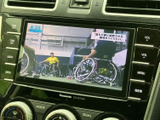 停車中にテレビや映像を楽しめます。移動の合間にリラックスできる、便利な機能です。
