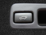 パワーバックドアを装備しています。バックドアを運転席からも開閉できます、便利ですよ。