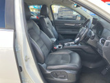 前席は身体を預けやすい形状で、運転席と助手席それぞれにヘッドレストを備えています。ドアを開けた際の見通しもよく、乗り降りや着座時の姿勢を確認できます。