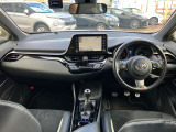 運転席写真です。GRロゴ入り革巻ステアリング