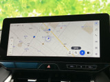 見やすい地図表示で、目的地へのナビゲーションをスムーズに行えます。渋滞情報もリアルタイムで確認でき、最適なルートをご案内しますよ。