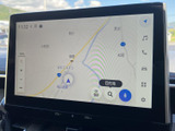 高精細なディスプレイが、運転に必要な情報を分かりやすく表示します。快適なドライブをサポートする機能が満載です。操作も簡単に行えます。