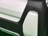 車の四隅にセンサーを施し死角になりやすい左右前後方向の障害物を感知することで、縦列駐車や車庫入れをサポートするコーナーセンサーが付いてます