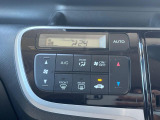【オートエアコン】一度お好みの温度に設定すれば、車内の温度を検知し風量や温度を自動で調整。暑い&hellip;寒い&hellip;と何度もスイッチ操作をする必要はありません。快適な車内空間には必須の機能ですね♪