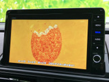 テレビ番組を画面に表示でき、停車中の待ち時間も映像を楽しめます。画面の文字や映像が見やすく、車内でひと息つきたい時の便利なエンターテインメント装備です。