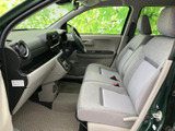 運転しやすいシンプルな操作性で、スムーズなドライビングをサポートします。視認性の高いメーター類も、安全運転に貢献します。