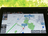 高精細な地図表示で、目的地までスムーズなナビゲーションをサポートします。道路状況に合わせて最適なルートを案内。安全運転を支援します。