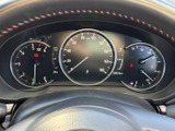 速度や燃料残量などの情報を運転席前方にまとめて表示し、走行中も必要な確認をしやすい配置です。各メーターが見渡せるため、日常の運転を支える実用的な計器まわりです。