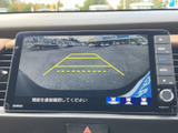 後方の様子を画面で確認でき、目安となるガイド線も表示されています。駐車時に周囲の状況を把握する助けとなり、車庫入れや狭い場所での取り回しをサポートします。