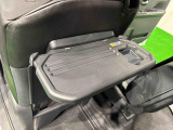 飲み物や食べ物を気軽に置ける格納式シートバックテーブルを、運転席と助手席の背もたれにご用意。車内の休憩も快適です!