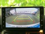 後方の様子を画面で確認しながら駐車でき、ガイドラインも表示されます。車庫入れや狭い場所での後退時に、周囲を確認する際の目安として役立ちます。