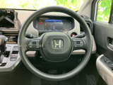 握りやすいステアリングは、長距離運転でも疲れを軽減。操作性にも優れ、快適なドライブをサポートします。ハンドルの状態も良好です。