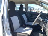 広々とした室内空間で、ゆったりとくつろげます。運転席からの視界も広く、運転操作もスムーズに行えます。快適なドライブをサポートします。
