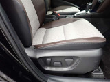 パワーシート搭載。微妙な調整が手軽にでき、適したポジションで運転することが可能です。