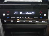 大きなスイッチで操作性のいいオートエアコン装備