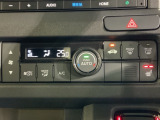 操作性の良いエアコンパネル。前席シートヒーターで寒い冬も快適ドライブ。