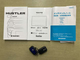 メンテナンスノートおよび備え付けのカギの画像になります。これまでの点検・整備履歴が確認できるメンテナンスノートが揃っており、車両の管理状況が分かりやすくなっています。