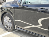 運転席周りの空間は広々としており、運転操作がしやすいです。シートの形状も体にフィットし、快適なドライブをサポートします。
