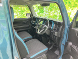 前席は視界が広く、運転席から前方や周囲を見渡しやすいレイアウトです。シートには明るい差し色が入り、座ったときも室内がすっきり感じられます。
