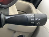 レバー先端にライト関連のマークやAUTOの表示があり、設定位置を目で確認しやすい仕様です。操作部の表示がまとまっているため、周囲の明るさが変わる場面でも扱いやすさに配慮されています。