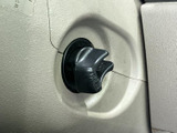 車内の壁面には、荷物などを掛ける際に活用できるフックが備わっています。使わないときも場所を取りにくく、日常の小物を整理したい場面で便利にお使いいただけます。