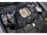 630PS/850Nmを発揮する4.0L V8ツインターボを搭載。パフォーマンスモデルならではの力強い加速を、ステーションワゴンの実用性と共に楽しめる貴重な一台です。