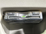 【ETC】有料道路を利用する際に料金所で停止することなく通過できる、ETC車載器(ノンストップ自動料金収受システム機器)が装備されています。セットアップを行うことで利用可能になります。