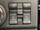 両側パワースライドドアウェルカムオープン機能 降車時にスイッチで予約しておけば、乗車時に電子カードキーを持ってクルマに近づくだけでパワースライドドアが自動でオープン♪