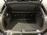 トランク容量は同一他社車両より広く、旅行やゴルフ等様々な場面で役立ちます。