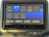 FM・AMやテレビ、DVD、Bluetoothなどのメニューが並び、使いたい機能を画面から選べます。音楽やラジオを楽しみたい日常の移動でも、目的に応じて切り替えやすい構成です。