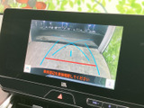 後方の映像に加えてガイド線も表示され、駐車時に車両後方の位置関係を確認しやすい仕様です。周囲を確かめながら、落ち着いて駐車操作を行いたい場面で役立ちます。