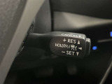 クルーズコントロール機能が付いています。 速度を設定するとアクセルを踏まなくても一定の速度で走ることができます。  高速道路ではとても便利な装置なんです。