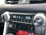 左右独立温度コントロールフルオートエアコンです。運転席、助手席それぞれで独立して温度設定ができます。冷え性の方が乗っても安心ですね♪