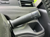 操作しやすい位置に配置し、押しやすい操作感を実現。ウインカーの操作は、安全確認と合わせて行うことで、より安全な運転に繋がります。